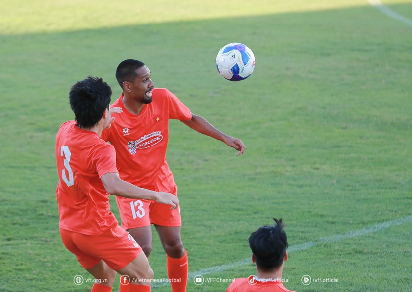 tiền vệ cánh là gì